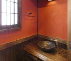 トイレ洗面 朱色のスペイン漆喰が和の雰囲気で