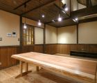 ＬＤＫ 無垢のテーブルの上に吹抜け