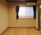 2F寝室　床は杉浮造り仕上げ